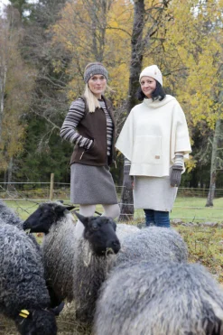 Ivanhoe of Sweden NLS HUMLA PONCHO, 100% OFÄRGAD ULL — NATURAL WHITE Hot