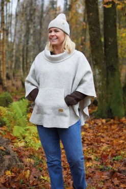 Ivanhoe of Sweden NLS HUMLA PONCHO, 100% OFÄRGAD ULL — NUTMEG New